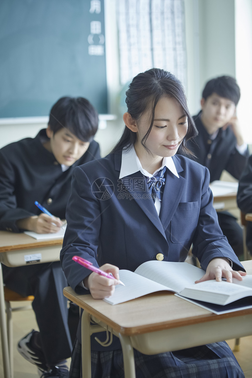 日式制服的学生在教室里听课学习图片