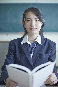 日式制服的学生在教室里听课学习图片