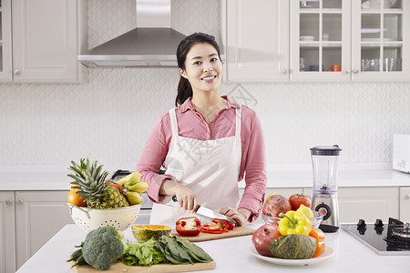 厨房里处理食材切菜的成年女子图片