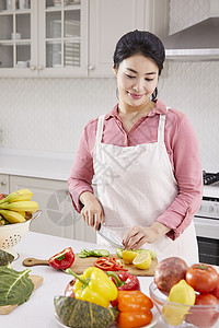 厨房里切菜烹饪的成年女子图片