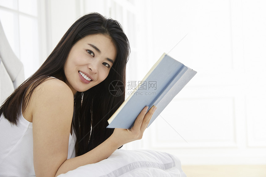卧室饿女人看书图片
