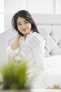 卧室起床的女人图片