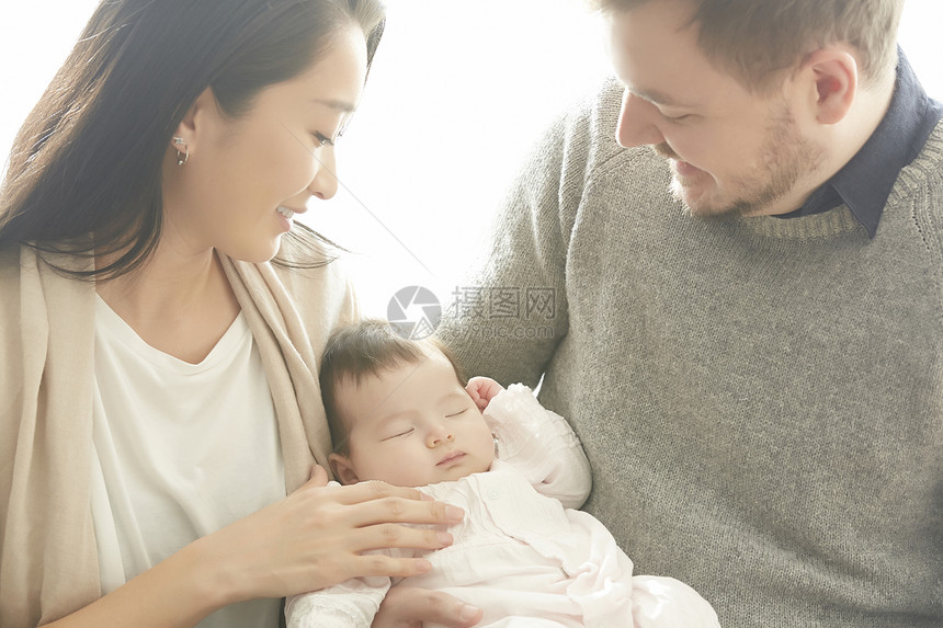 抱着婴儿幸福的一家三口图片