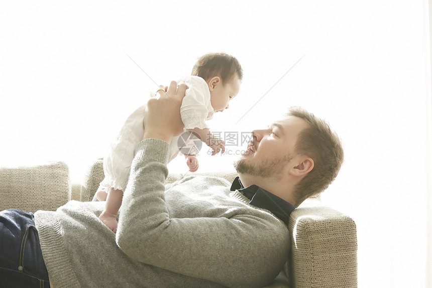 微笑爸爸抱着一个婴儿图片