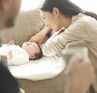 父母陪伴新生婴儿图片