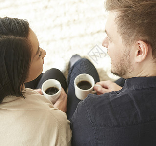 在客厅咖啡休息的夫妇白人高清图片素材