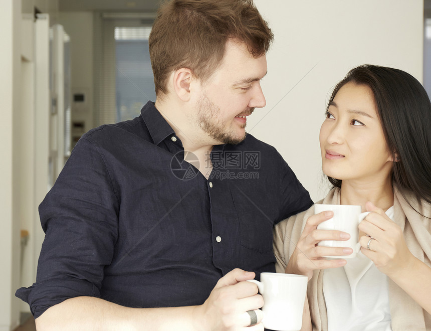 在客厅咖啡休息的夫妇图片