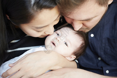 在母婴房照顾婴儿的夫妇图片