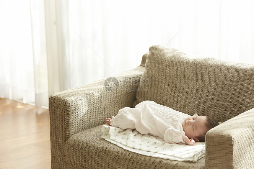沙发上熟睡的小婴儿图片