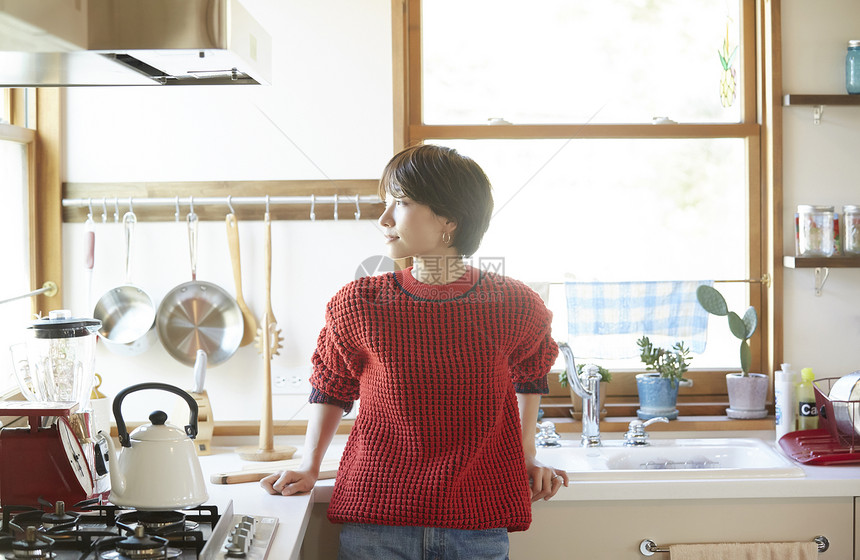一个女人在厨房里图片