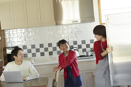 小朋友食品烹饪在厨房里的家庭图片