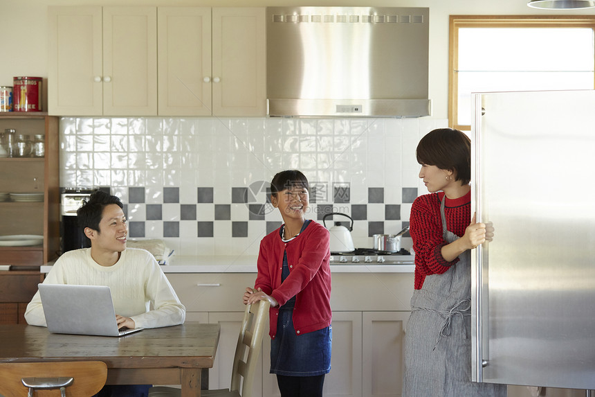 在厨房里的一家人图片