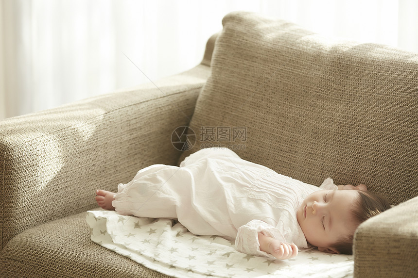 婴孩在长沙发上睡觉图片