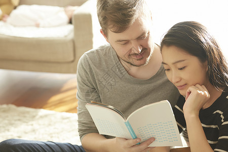 教外国男人和女人读一本书男女高清图片素材