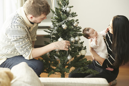 装饰圣诞树的一家人图片