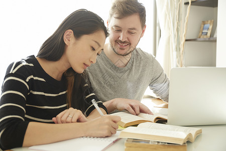 学习英语的女人图片