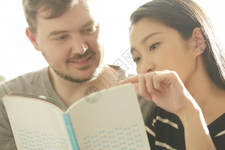 男人和女人读一本书爱恋高清图片素材
