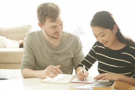 学习英语会话的女人图片