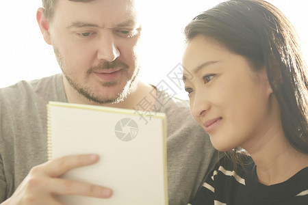 男人和女人读一本书双人高清图片素材