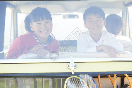 两个开心的小孩在汽车里图片