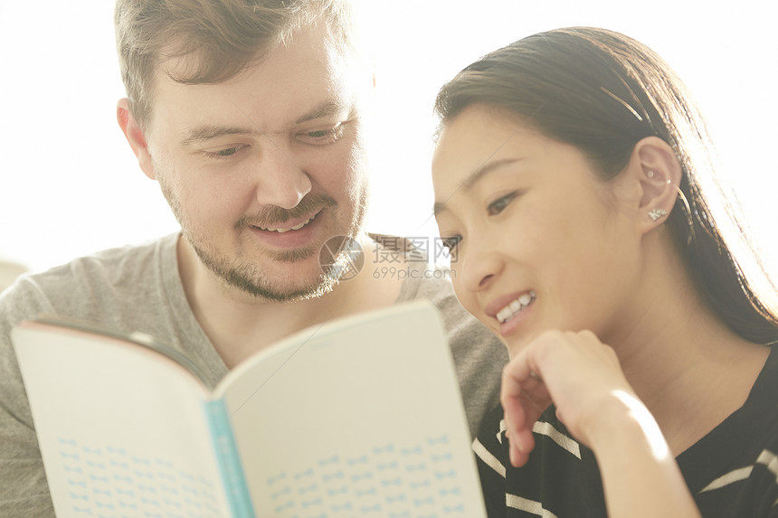 外国男人和女人读一本书