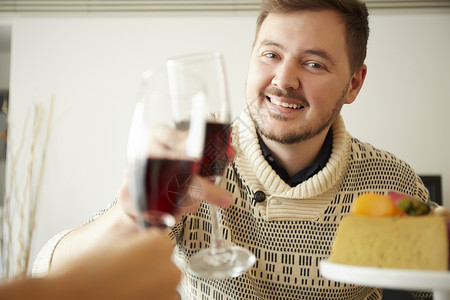 快乐假日留白家庭聚会男士供应葡萄酒图片