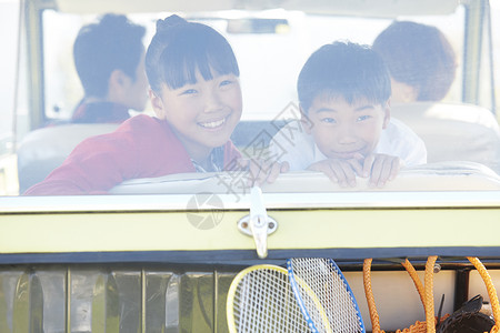 车窗里的可爱孩子图片