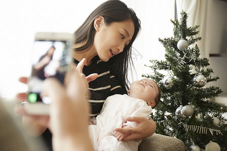 用智能手机拍照妈妈抱着宝宝图片