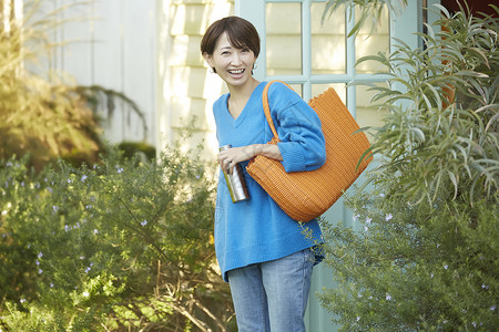 外出的短发女人背景图片