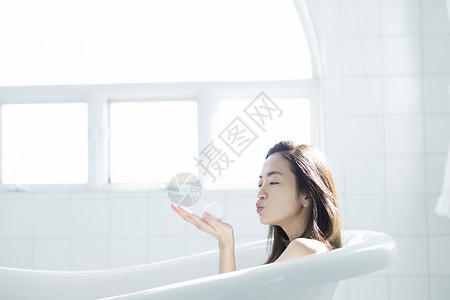 女人泡在浴缸里洗澡图片