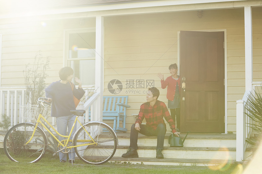 骑脚踏车的家庭在户外放松图片