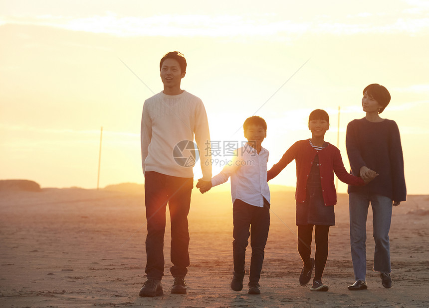 人物精美亲热走在海滩的家庭图片