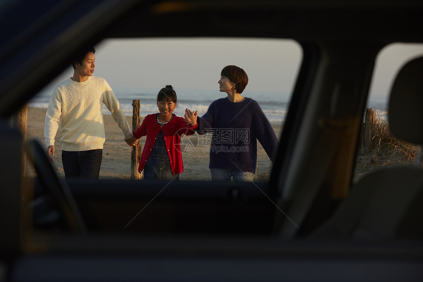 女人小学生精美走在海滩的家庭图片
