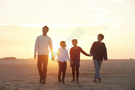 小孩幸福玩走在海滩的家庭图片