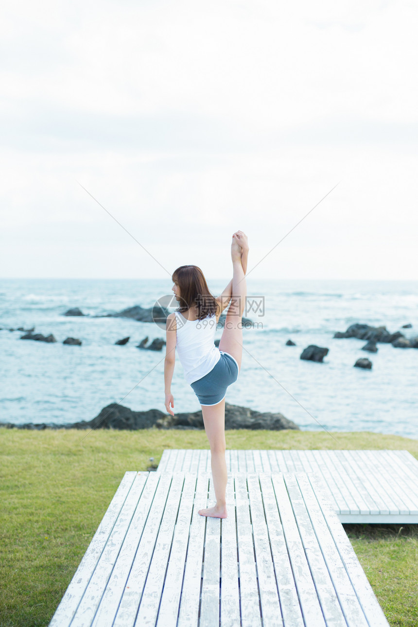 夏天户外瑜伽运动的年轻女人图片