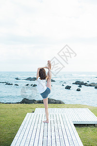 背向夏天轻松晴朗女子户外运动背景