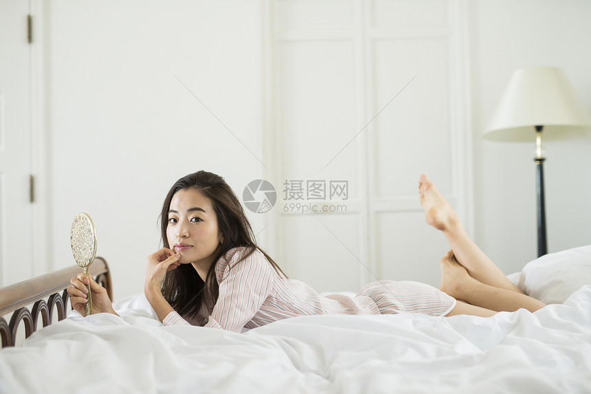 躺下轻松掌握女人的房间放松图片