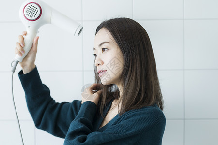 吹风机清澈美人女美容护发高清图片