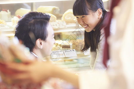 校服打工女孩们前来买蛋糕的父母和小孩图片