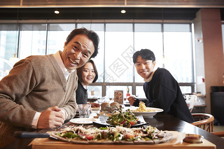 一家人在餐厅里开心的吃饭图片