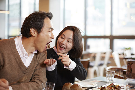 一家人在餐厅开心的吃饭图片