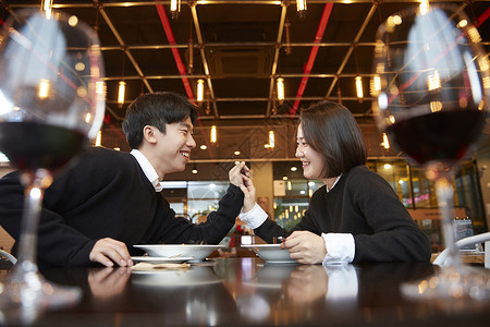 情侣二人在餐厅开心的吃饭图片