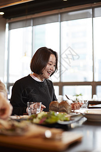 在餐厅里吃饭的女性图片