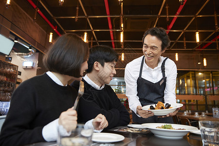 分钟意大利面食迷笛餐厅服务员顾客韩国人图片