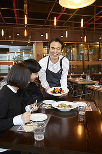 西餐好意成年男子餐厅服务员顾客韩国人图片