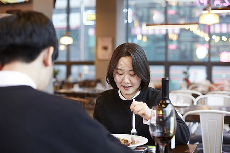 表示成年女子幸福餐馆情侣情人韩国人图片