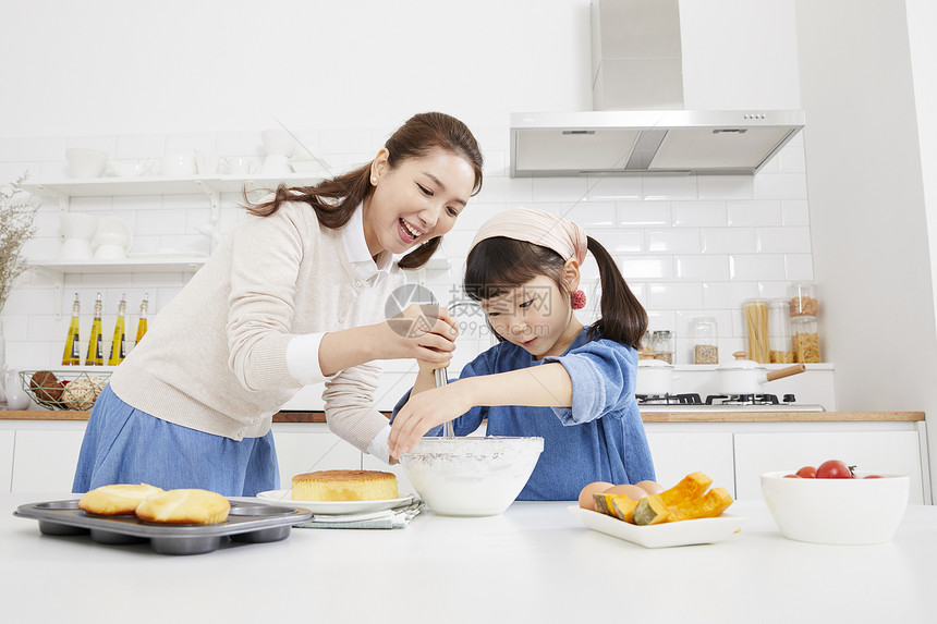 家庭母亲教女儿烹饪图片