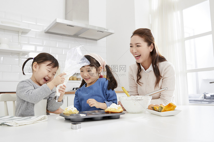 家庭母亲教女儿烹饪图片