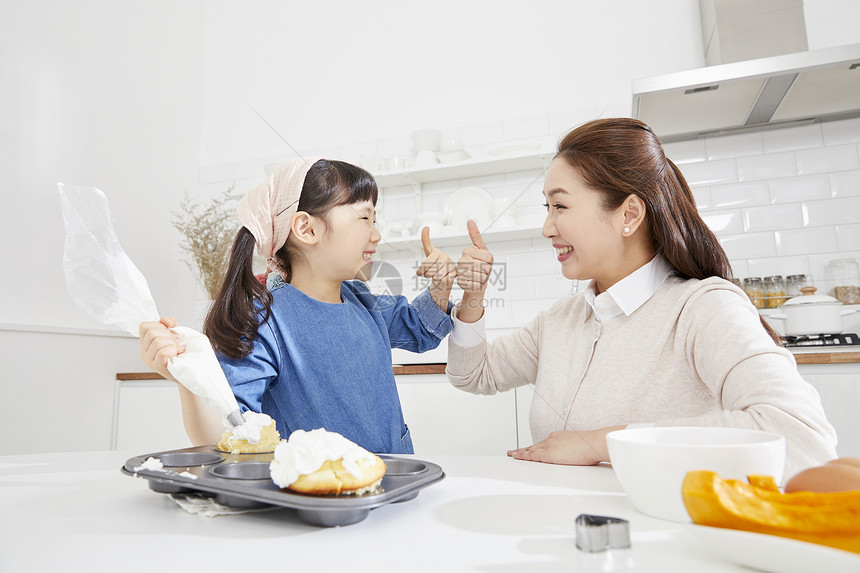 厨房烘焙甜品的母女图片