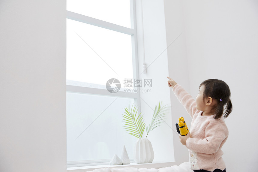 住房生活儿童用望远镜指着窗外图片